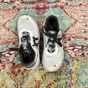 On cloud monster size 9